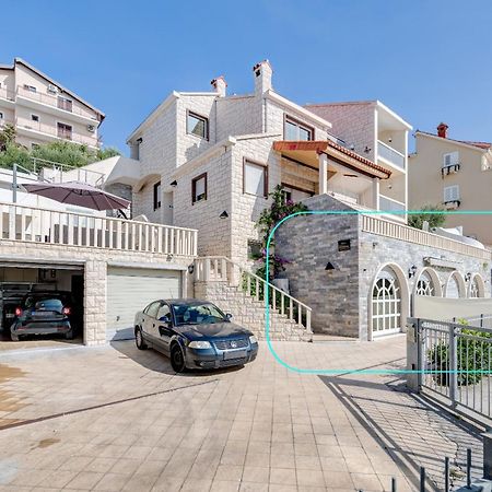 Apartments With Pool Vrdoljak Оміш Екстер'єр фото
