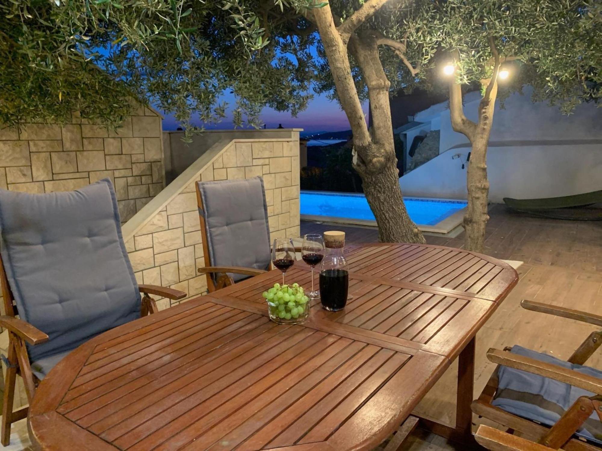 Apartments With Pool Vrdoljak Оміш Номер фото