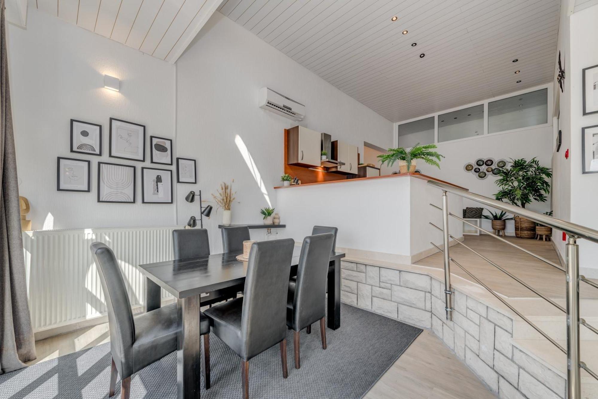 Apartments With Pool Vrdoljak Оміш Номер фото