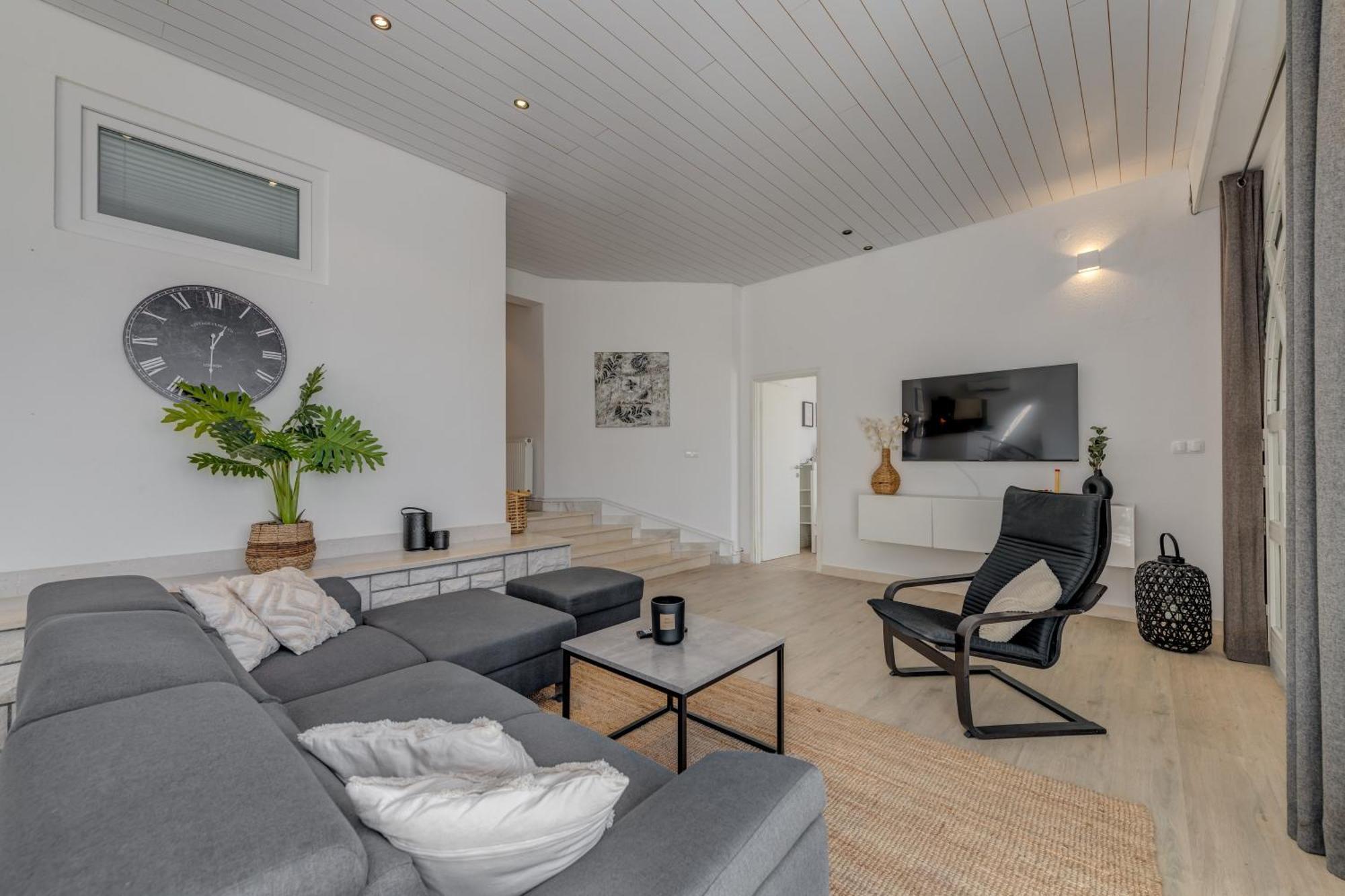 Apartments With Pool Vrdoljak Оміш Номер фото