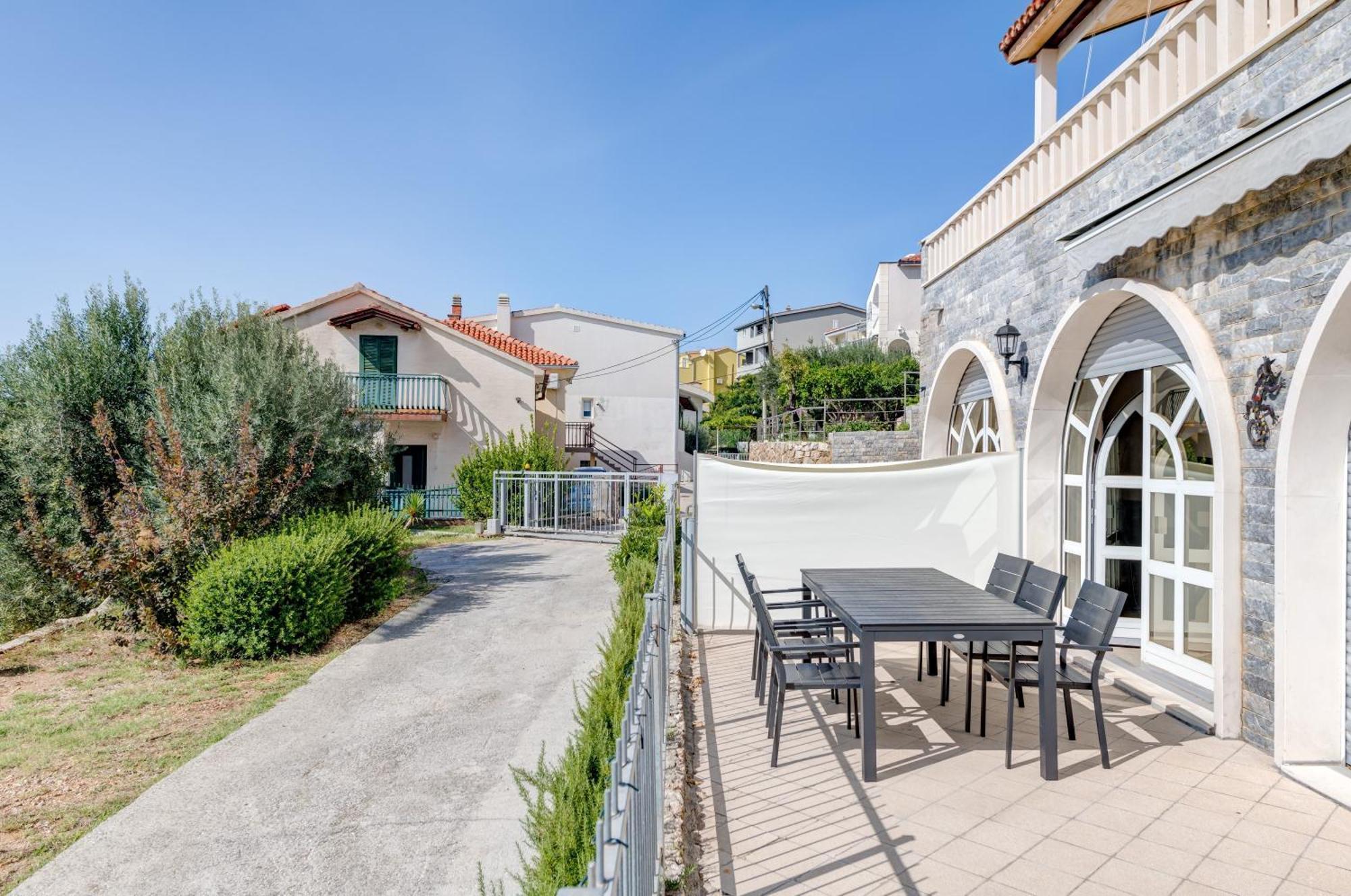 Apartments With Pool Vrdoljak Оміш Номер фото