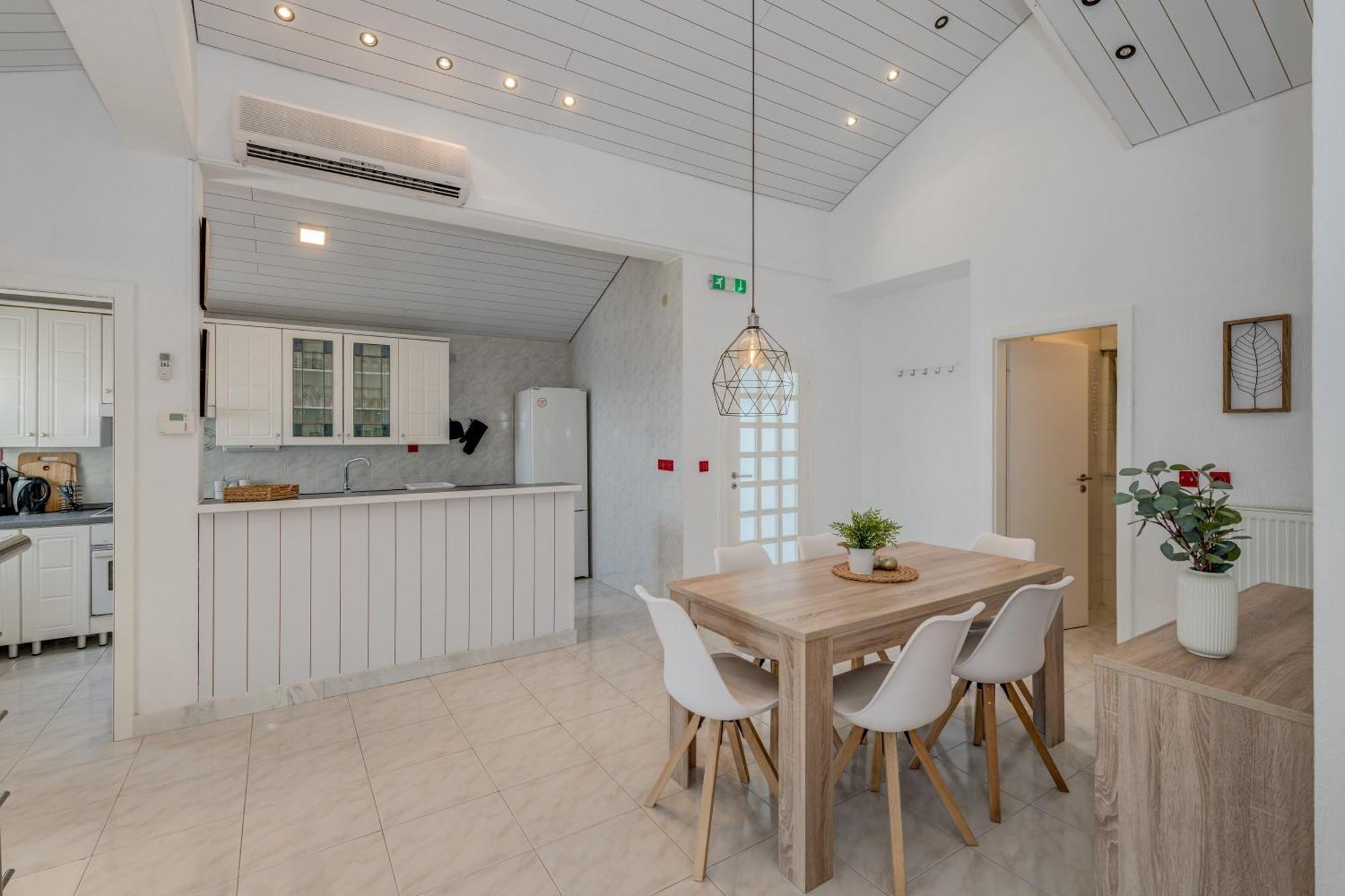 Apartments With Pool Vrdoljak Оміш Номер фото