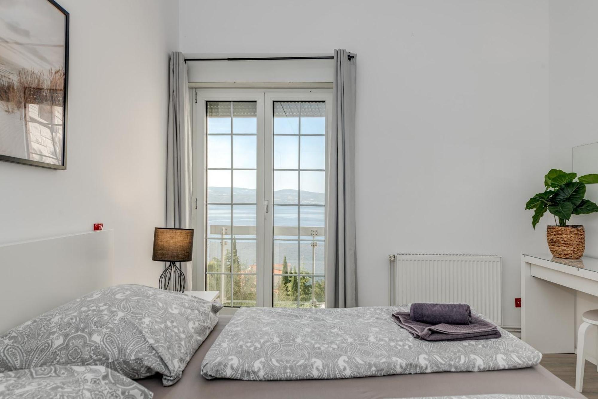 Apartments With Pool Vrdoljak Оміш Номер фото