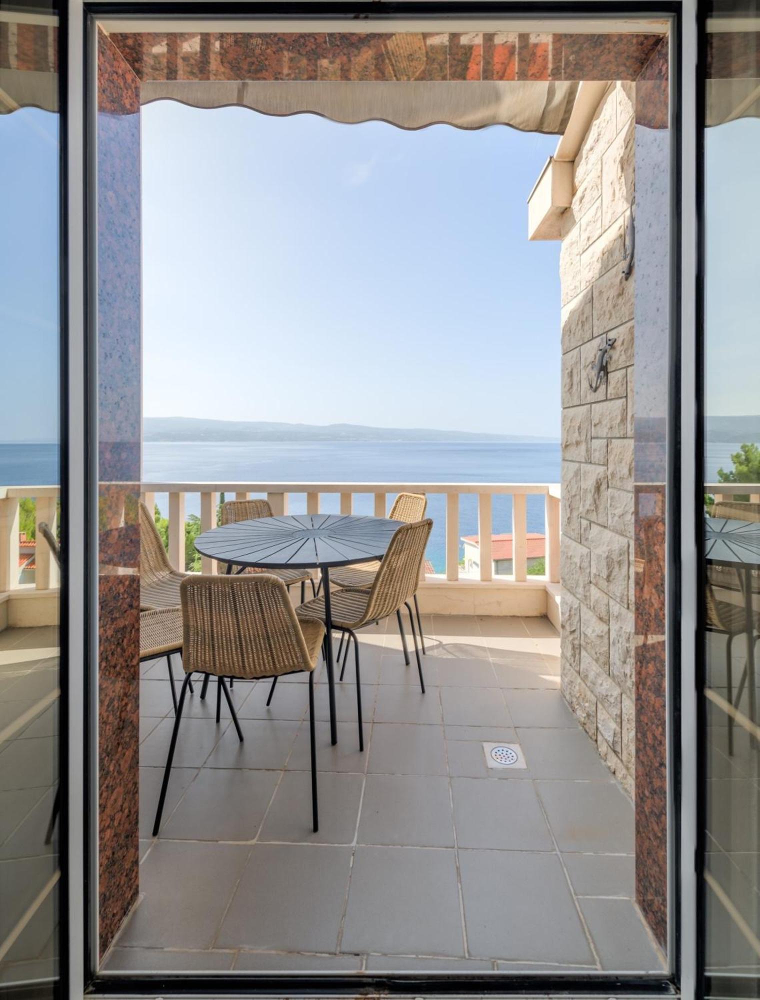 Apartments With Pool Vrdoljak Оміш Номер фото